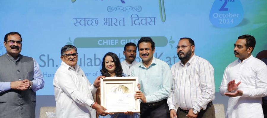 Hon’able Governor of Punjab and Administrator of UT Chandigarh. Sh. Gulab Chand Kataria presented a memento to BBMB in recognition of its active collaboration with MC Chandigarh & exceptional efforts during the ‘Swachhta Hi Sewa 2024’ Campaign on 2.10.2024